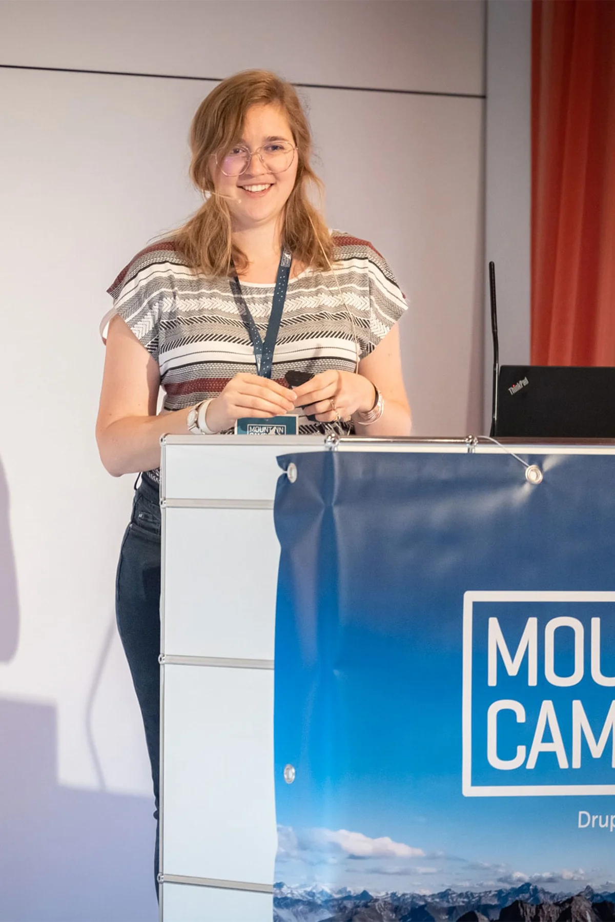 Mathilde Dumond am präsentieren