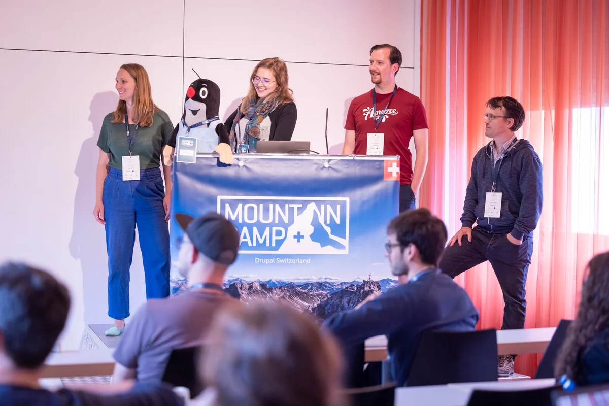 Das Organisationsteam schlisst mit einer kurzen Session das Camp ab.